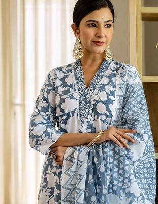 Women Floral Printed Regular Sequinned Kurta with Trousers & Dupatta Kurta Sets 2