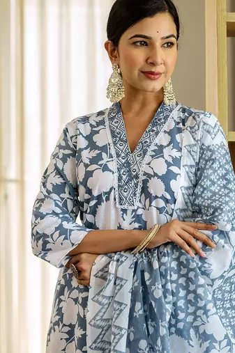 Women Floral Printed Regular Sequinned Kurta with Trousers & Dupatta Kurta Sets