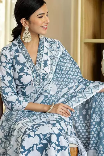 Women Floral Printed Regular Sequinned Kurta with Trousers & Dupatta Kurta Sets