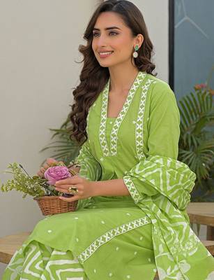 Women Embroidered Regular Thread Work Kurta with Trousers & With Dupatta 2