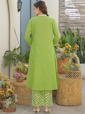 Women Embroidered Regular Thread Work Kurta with Trousers & With Dupatta 3
