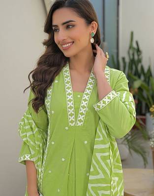 Women Embroidered Regular Thread Work Kurta with Trousers & With Dupatta 4