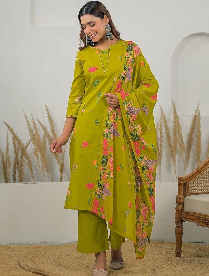 Women Floral Printed Regular Kurta with Trousers & With Dupatta