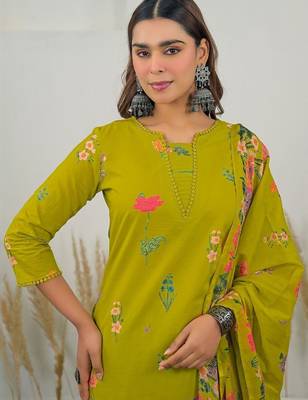 Women Floral Printed Regular Kurta with Trousers & With Dupatta 2