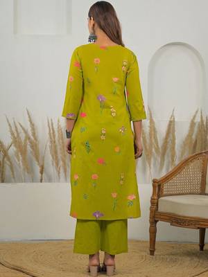 Women Floral Printed Regular Kurta with Trousers & With Dupatta 3