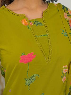 Women Floral Printed Regular Kurta with Trousers & With Dupatta 5