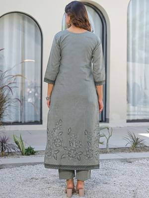 Women Floral Printed Regular Kurta with Trousers & With Dupatta 3