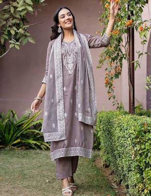 Women Regular Kurta with Pyjamas & With Dupatta 4