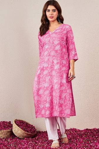 Women Floral Printed V-Neck Straight Kurta