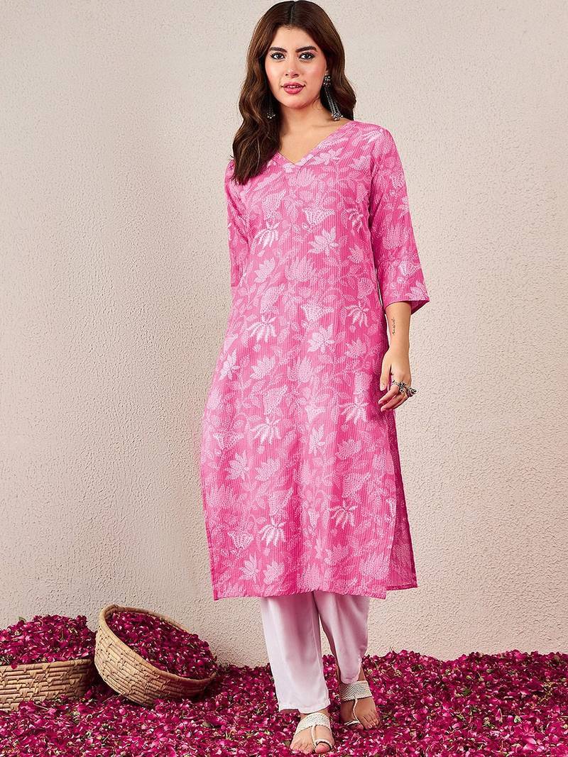 Women Floral Printed V-Neck Straight Kurta