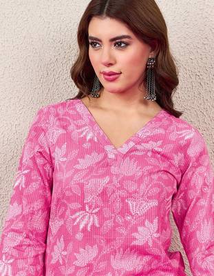 Women Floral Printed V-Neck Straight Kurta 2