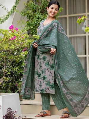 Women Floral Printed Kurta with Trousers & Dupatta 4