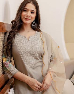 Women Ethnic Motifs Embroidered Thread Work Kurta with Trousers & Dupatta 2