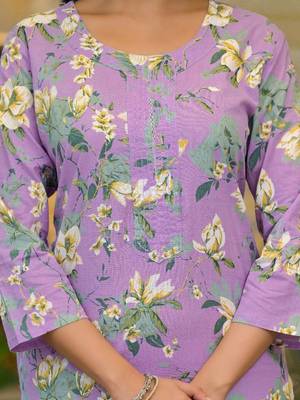 Women Floral Printed Thread Work Kurta 4