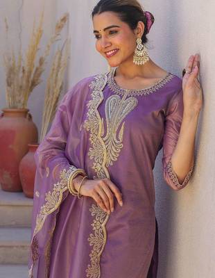 Women Ethnic Motifs Embroidered Kurta with Trousers & Dupatta 2