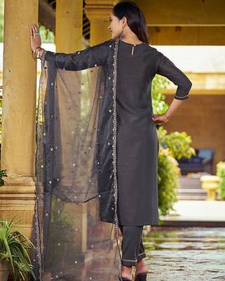 Women Floral Embroidered Kurta with Trousers & Dupatta 3