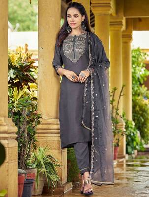 Women Floral Embroidered Kurta with Trousers & Dupatta 4