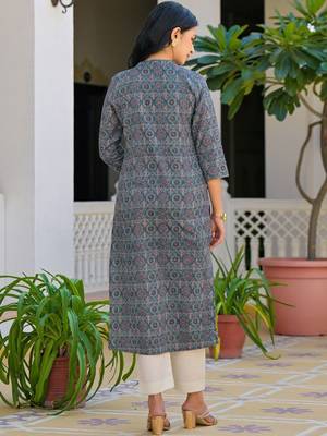 Women Embroidered Thread Work Kurta 3