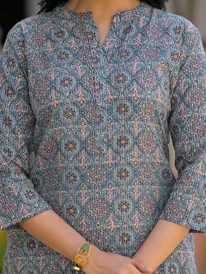 Women Embroidered Thread Work Kurta 4