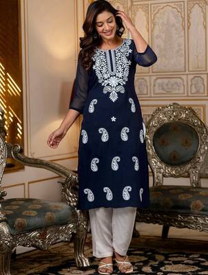 Women Paisley Embroidered Chikankari Kurta 1