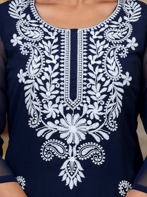 Women Paisley Embroidered Chikankari Kurta 3