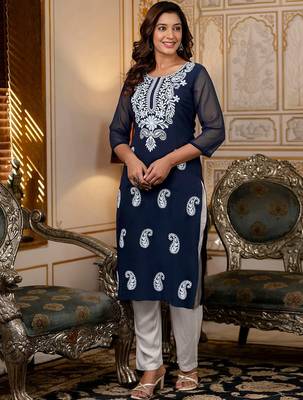 Women Paisley Embroidered Chikankari Kurta 5