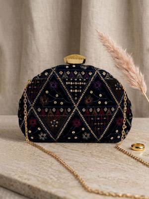 Black geometric embroidered clutch bag for women 2