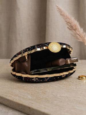 Black geometric embroidered clutch bag for women 4