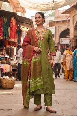 Green cotton hand embroidery kurta set with dupatta for women 2