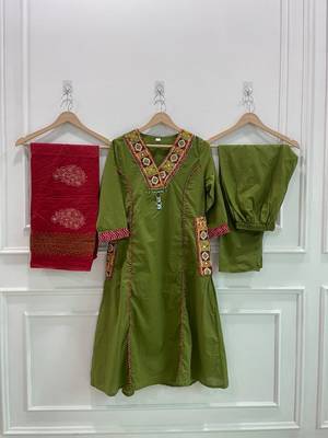 Green cotton hand embroidery kurta set with dupatta for women 3