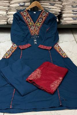 Blue cotton hand embroidery kurta set with dupatta for women 3