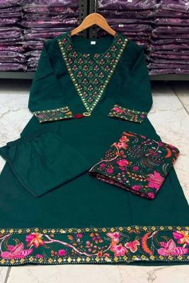 Green cotton floral print kurta set with dupatta for women 3