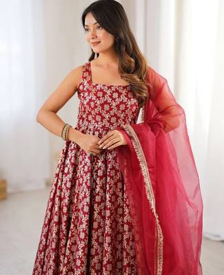 women's chanderi woven motiff anarkali kurta pant with dupatta set 4