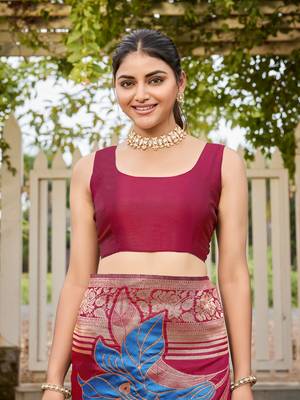 Women's red jacquard silk blend saree with zari floral border festive wear 4
