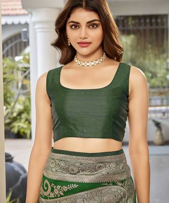 women's green jacquard silk blend saree with zari paisley border occasion wear 4
