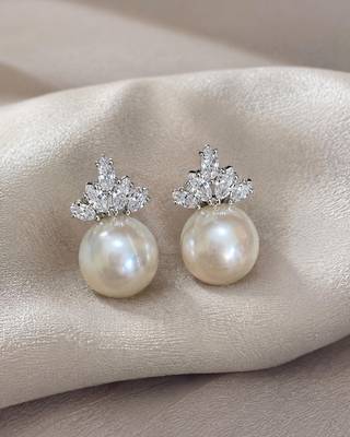 Elegant pearl & crystal floral stud earrings     silver tone statement jewellery 1