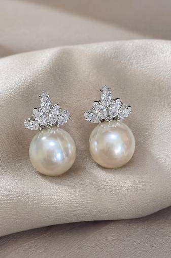 Elegant pearl & crystal floral stud earrings     silver tone statement jewellery