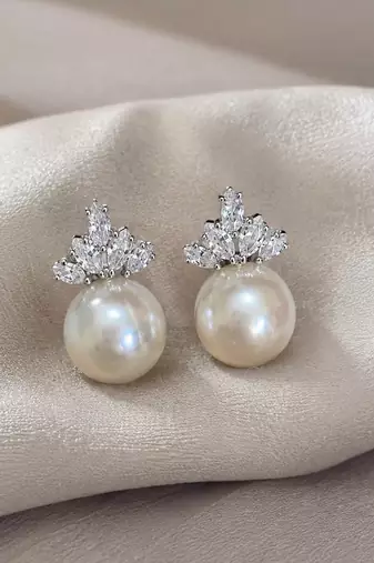 Elegant pearl & crystal floral stud earrings     silver tone statement jewellery