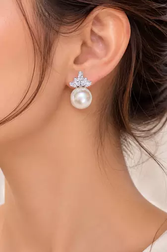Elegant pearl & crystal floral stud earrings     silver tone statement jewellery