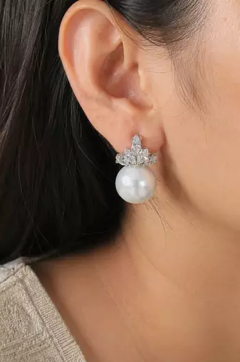 Elegant pearl & crystal floral stud earrings     silver tone statement jewellery