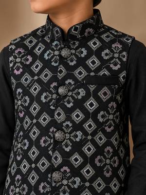 boys black cotton kurta pyjama set with embroidered sequined waistcoat 5