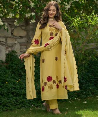 Mustard Yellow Floral Embroidered Pakistani Suit with Scalloped Dupatta – Premium Ethnic Wear 1