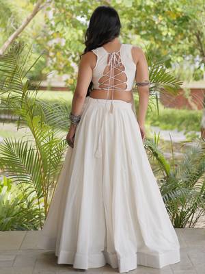 Magnetic White Cotton Navratri Wear Lehenga With Embroidered Blouse 4
