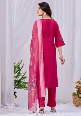 Pink silk floral embroidered kurta trouser dupatta set 2