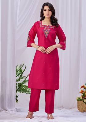 Pink silk floral embroidered kurta trouser dupatta set 4