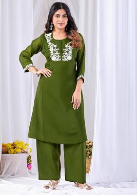 Green pure cotton floral embroidered kurta trouser dupatta set 4