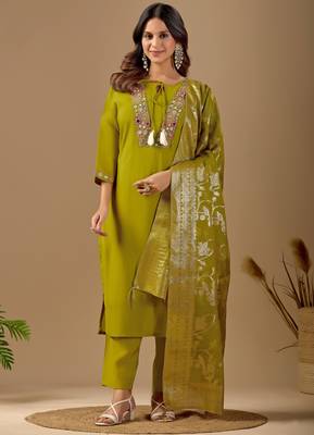 Green chanderi floral embroidered kurta trouser dupatta set with jacquard dupatta 1