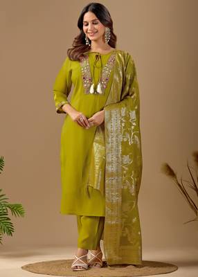 Green chanderi floral embroidered kurta trouser dupatta set with jacquard dupatta 2
