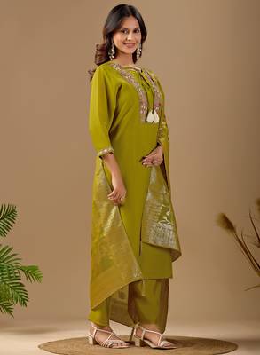 Green chanderi floral embroidered kurta trouser dupatta set with jacquard dupatta 3