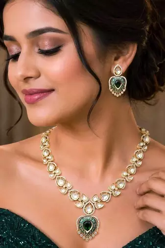 emerald green kundan necklace set with gold teardrop pendant
